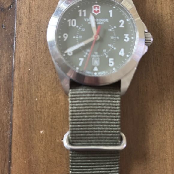 Victorinox Swiss Army NATO olive strap quartz watch preowned, needs a battery - Picture 5 of 5